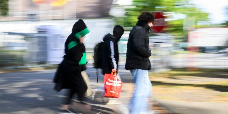 Geflüchtete gehen zu einer Landesaufnahmebehörde. Von Januar bis November 2023 haben in Deutschland rund 305.000 Menschen erstmals einen Asylantrag gestellt. - Foto: Julian Stratenschulte/dpa