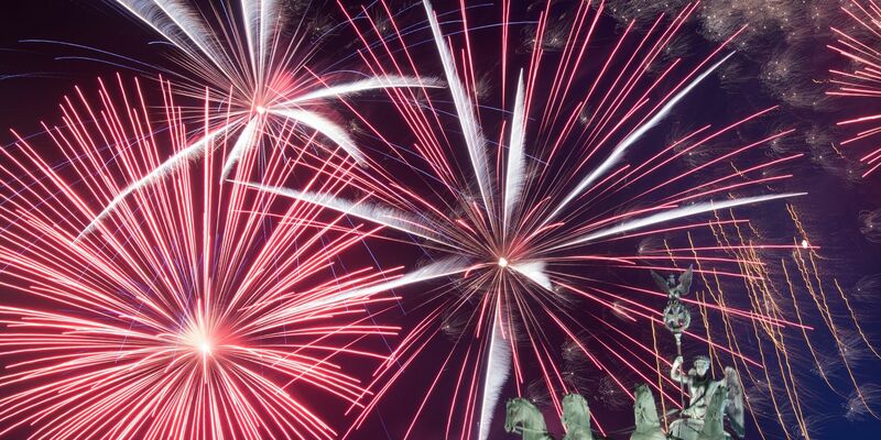 Am Brandenburger Tor findet wieder die traditionelle Silvesterparty statt. (Archivbild) - Foto: Ralf Hirschberger/dpa