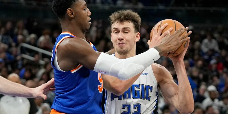Franz Wagner (r) zieht gegen Knicks-Guard RJ Barrett zum Korb. - Foto: John Raoux/AP