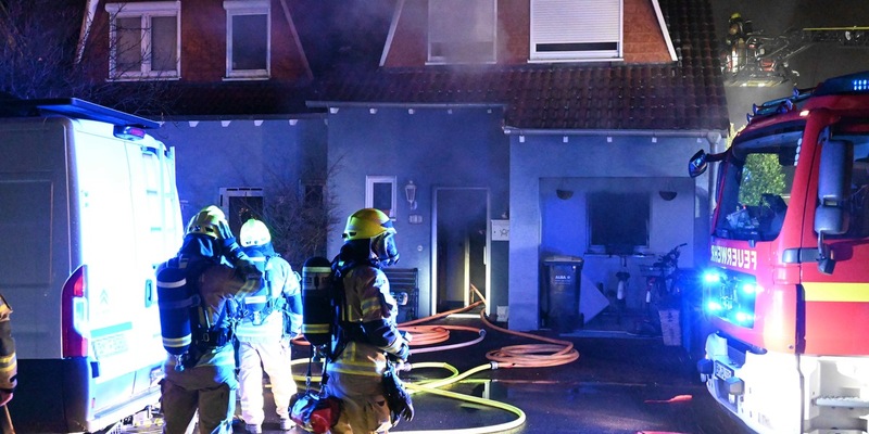 FW Pulheim: Feuer in Einfamilienhaus - zwei Schwerverletzte - Foto: presseportal.de