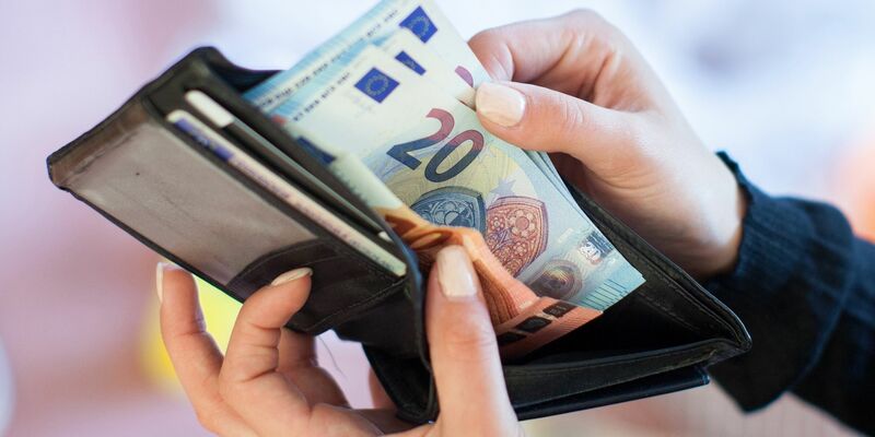 Zahlreiche Wirtschaftsforschungsinstitute rechnen 2024 mit einer deutlichen Abschwächung der Inflation. (Illustration) - Foto: Christin Klose/dpa