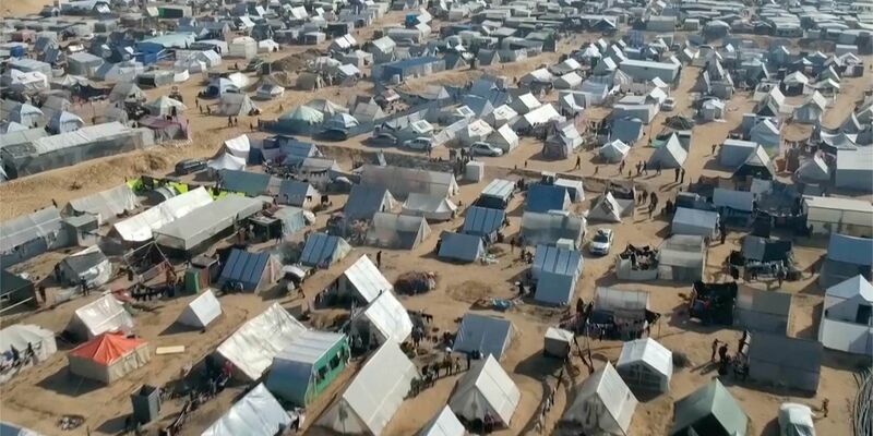 Geflüchtete leben in Zelten in der Stadt Rafah nahe der Grenze zwischen dem Gazastreifen und Ägypten. - Foto: Uncredited/AP/dpa