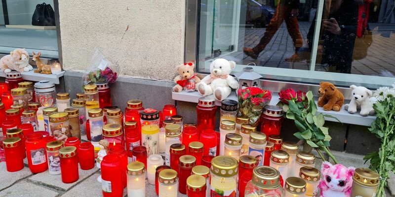 Ein Lastwagen hat am Freitag im niederbayerischen Passau mehrere Fußgänger erfasst und dabei eine Mutter und ihre elfjährige Tochter getötet. - Foto: -/Zema Medien/dpa