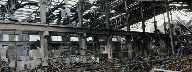 Ein zerstörtes Lagerhaus in Kiew. - Foto: Aleksandr Gusev/SOPA Images/ZUMA Press Wire/dpa