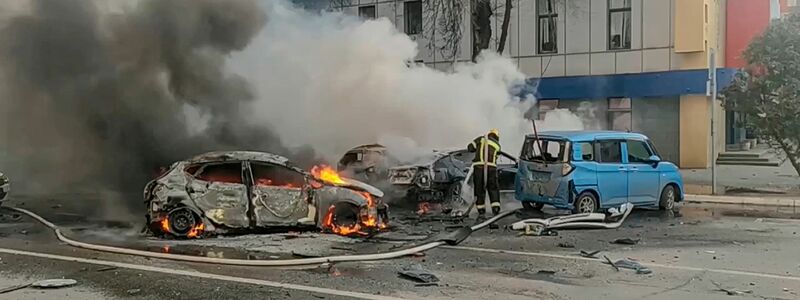 Feuerwehrleute löschen in Belgorod brennende Autos. - Foto: Russia Emergency Situations Ministry telegram channel/AP/dpa