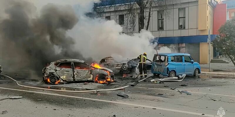 Feuerwehrleute löschen in Belgorod brennende Autos. - Foto: Russia Emergency Situations Ministry telegram channel/AP/dpa
