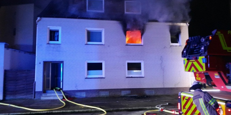 FW Bremerhaven: Feuer in Geestemünde. Feuerwehr rettet zwei Menschen. - Foto: presseportal.de