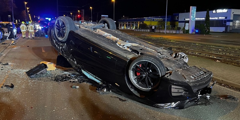 FW Hannover: Schwerer Verkehrsunfall in Hannover-Vinnhorst - Foto: presseportal.de