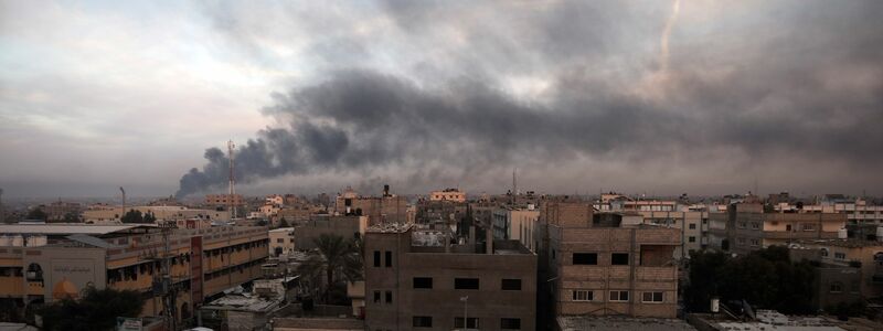 Rauch steigt nach israelischen Angriffen über Chan Junis auf. - Foto: Mohammed Dahman/AP/dpa