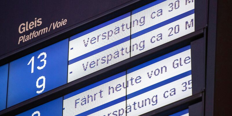 Die Fernverkehrszüge der Deutschen Bahn erreichten im Juni nur 57,1 Prozent der Halte pünktlich. (Archivbild) - Foto: Fabian Sommer/dpa