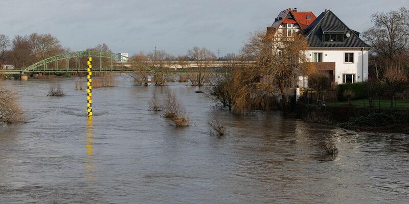 Trotz leichter Entspannung der Pegelstände führen zahlreiche Bäche und Flüsse in Nordrhein-Westfalen weiterhin Hochwasser. - Foto: Friso Gentsch/dpa