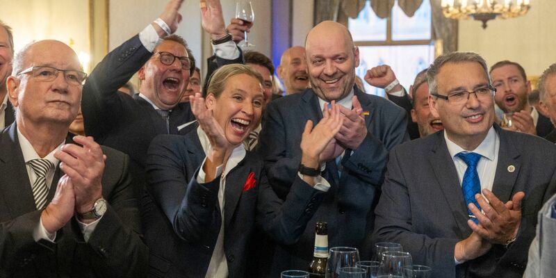 AfD-Chefin Alice Weidel jubelt mit Parteikollegen über Erfolge bei der Landtagswahl in Hessen. - Foto: Helmut Fricke/dpa