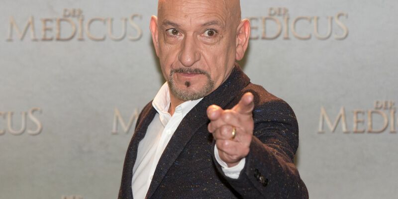 Der britische Schauspieler Ben Kingsley wird 80. - Foto: Jörg Carstensen/dpa