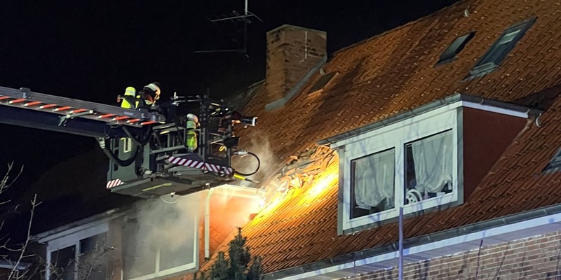 FW-PLÖ: Wohnungsbrand in Mönkeberg, personalintensive Brandbekämpfung im Dachbereich - Foto: presseportal.de