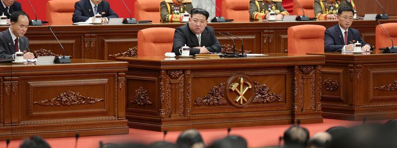 Nordkoreas Machthaber Kim Jong Un nimmt an der Jahresendsitzung des Zentralkomitees der herrschenden Arbeiterpartei teil. - Foto: Uncredited/KCNA/KNS/dpa
