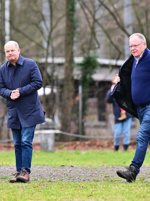 Bundeskanzler Olaf Scholz Hat Sich Einen Überblick über Die ...