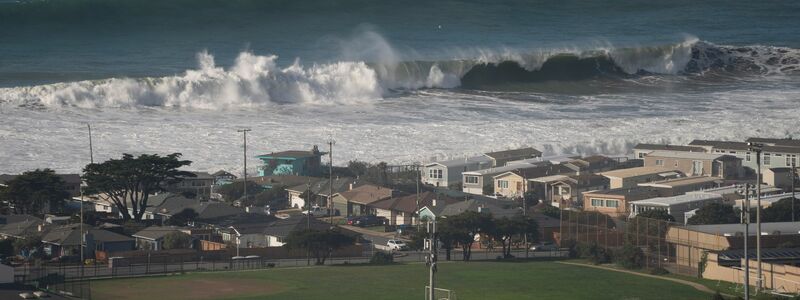 Riesige Wellen an der Küste von Pacifica nahe San Francisco. - Foto: Li Jianguo/XinHua/dpa
