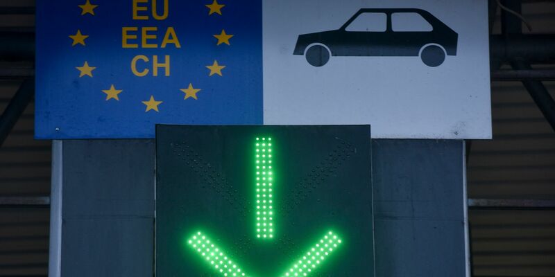 Reisende müssen an der Landgrenze zu Bulgarien und Rumänien bald keinen Reisepass mehr vorzeigen. (Archivbild) - Foto: Uncredited/AP/dpa