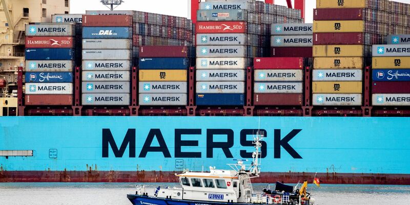Nach Angriffen auf ein Frachtschiff der Reederei Maersk soll der Vorfall untersucht werden (Archivbild). - Foto: Hauke-Christian Dittrich/dpa
