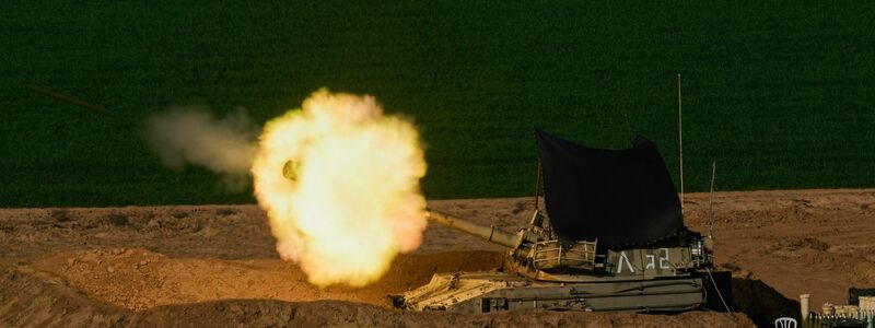 Eine mobile israelische Artillerieeinheit feuert in der Nähe der Grenze zwischen Israel und Gaza ein Geschoss in Richtung Gazastreifen ab. - Foto: Ohad Zwigenberg/AP/dpa
