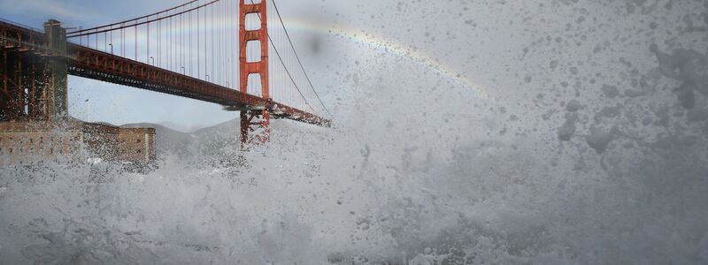 Wellen brechen über das Geländer am Fort Point in San Francisco. - Foto: Santiago Mejia/San Francisco Chronicle/AP/dpa