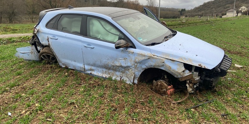 POL-PDNW: Mit Pkw überschlagen - Fahrer leicht verletzt - Foto: presseportal.de