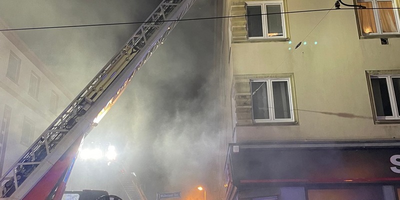 FW-E: Ausgedehnter Kellerbrand in einem Mehrfamilienhaus - Feuerwehr rettet 16 Menschen - Foto: presseportal.de