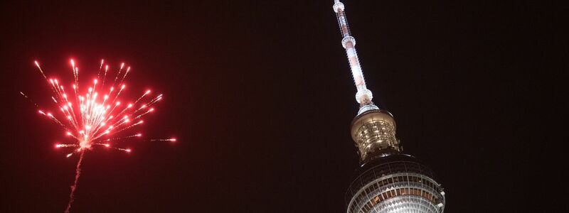 Eine Rakete explodiert in der Silvesternacht in der Nähe des Berliner Fernsehturms. - Foto: Sebastian Christoph Gollnow/dpa