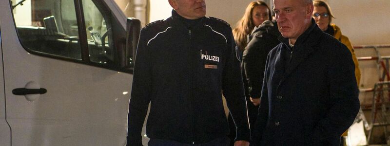 Berlins Regierender Bürgermeister Kai Wegner (r) wird bei einem Besuch der Polizeiwache an der Sonnenallee begrüßt. - Foto: Paul Zinken/dpa