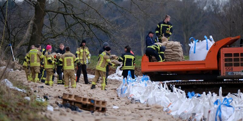 Die Bundesinnenministerin will heute in Hatten-Sandkrug bei Oldenburg mit Einsatzkräften sprechen. - Foto: Markus Hibbeler/dpa