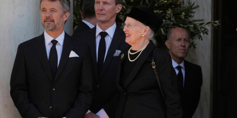 Kronprinz Frederik (l) soll den Thron von Königin Margrethe II. erben. - Foto: Petros Giannakouris/AP/dpa