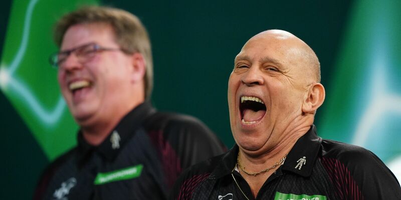 Ansager Russ Bray (r) war über Jahrzehnte die Stimme des Darts-Sports. - Foto: Zac Goodwin/PA Wire/dpa