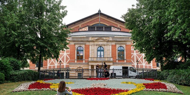 Das Bayreuther Festspielhaus. - Foto: Daniel Vogl/dpa