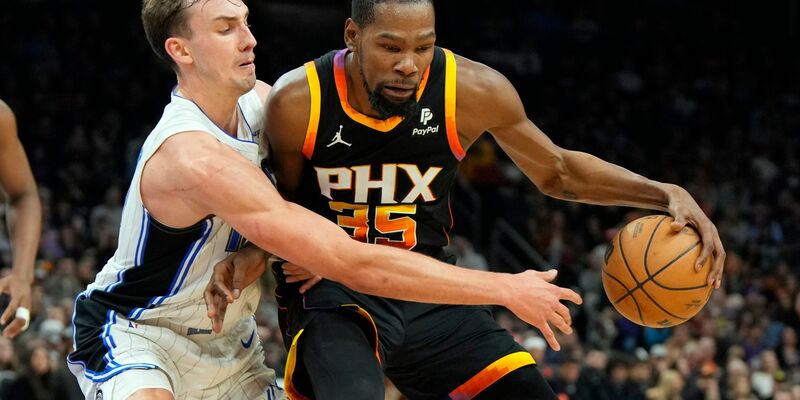 Franz Wagner (l) verteidigt gegen Suns-Starspieler Kevin Durant. - Foto: Rick Scuteri/AP/dpa