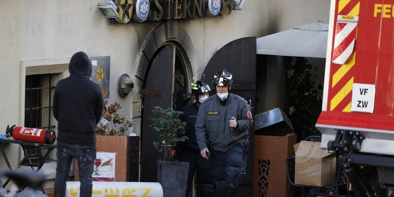 Einsatzkräfte arbeiten am Brandort in Graz. - Foto: Erwin Scheriau/APA/dpa
