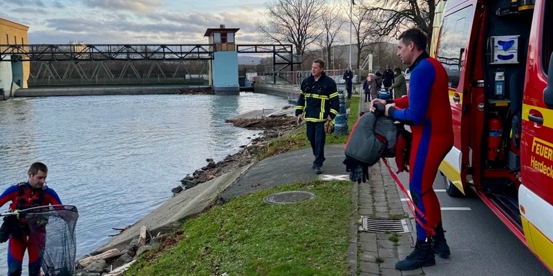 FW-EN: Ruhige Silvesternacht für die Feuerwehr - 8 Kleineinsätze am Wochenende: Gefahrenast entfernt und Blässhuhn gerettet. - Foto: presseportal.de
