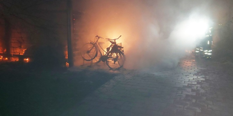 FW-M: Schuppen brennt komplett aus (Neuhausen) - Foto: presseportal.de