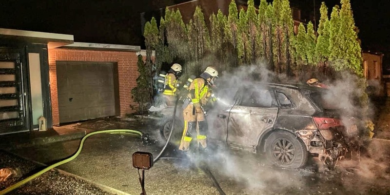 FW Grevenbroich: Erfreulich entspannter Start der Feuerwehr Grevenbroich ins neue Jahr / Feierstimmung in der Stadt, weniger Einsätze als im Vorjahr, ein PKW ausgebrannt - Foto: presseportal.de