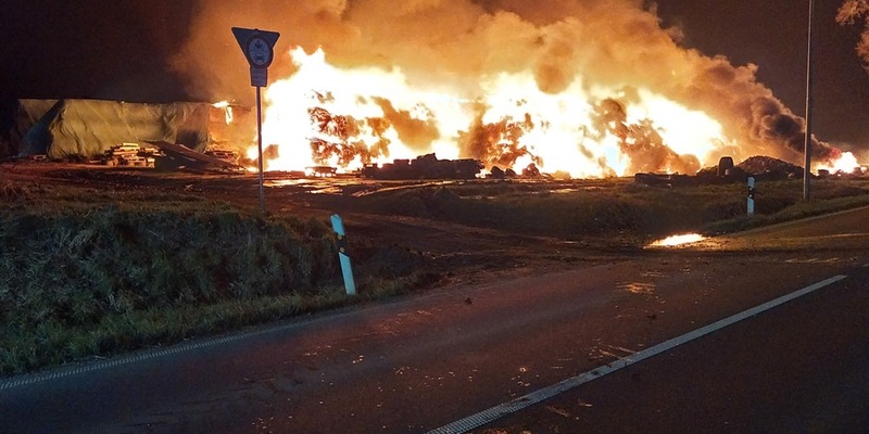 FW Gangelt: brennende Strohmiete in der Silvesternacht - Foto: presseportal.de