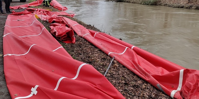 POL-HI: Mobile Wassersperren in die Innerste/Hildesheim gestürzt - Instandsetzung durch viele Feuerwehrkräfte dauert bis in den Abend an - Foto: presseportal.de