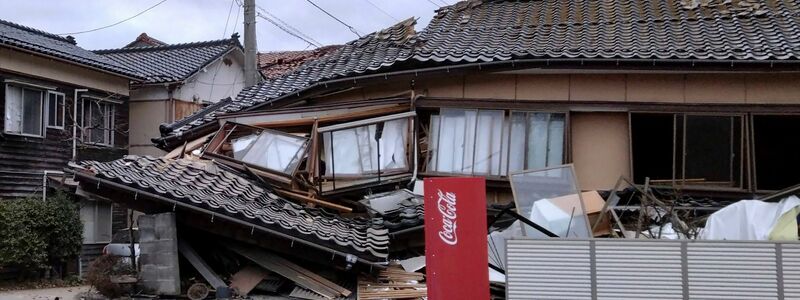 Ein durch ein Erdbeben am 1. Januar eingestürztes Haus in Suzu, Präfektur Ishikawa. - Foto: Uncredited/Kyodo News/AP/dpa