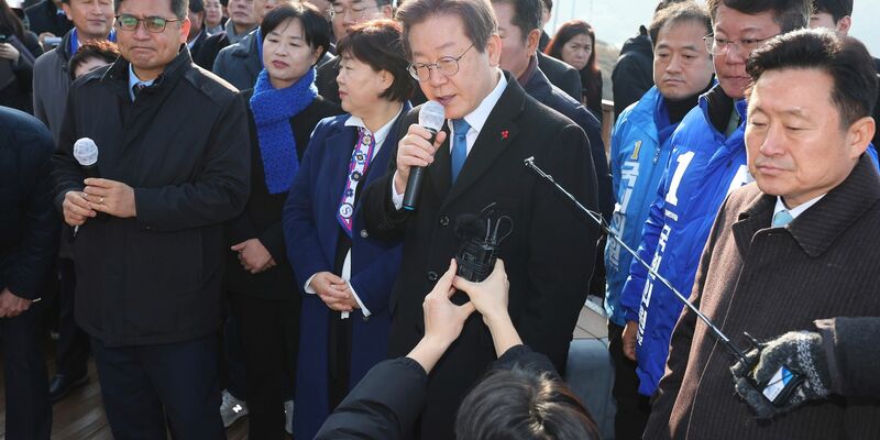 Südkoreas Oppositionschef Lee Jae Myung (M) spricht auf der Baustelle eines neuen Flughafens. - Foto: Sohn Hyung-joo/YONHAP/AP/dpa