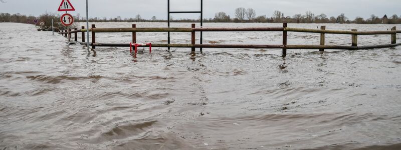Die Hochwasser-Lage bleibt vorerst angespannt. - Foto: dpa