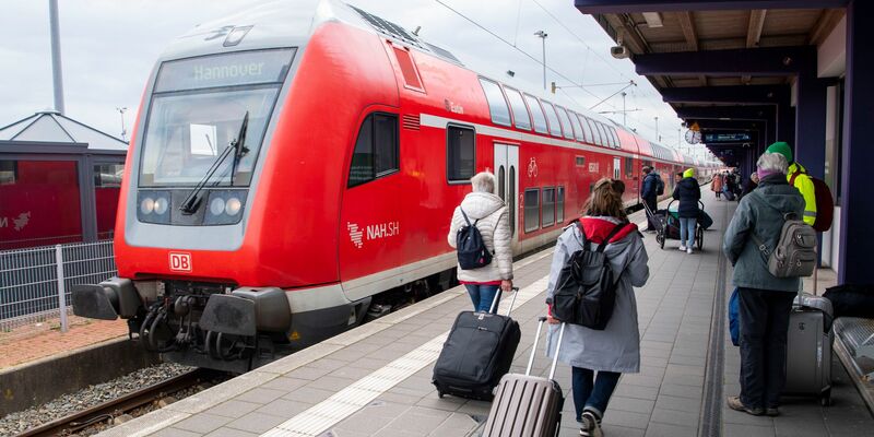 Das Deutschlandticket kann seit 1. Mai 2023 in allen Bussen und Bahnen des Nahverkehrs genutzt werden. - Foto: Philip Dulian/dpa