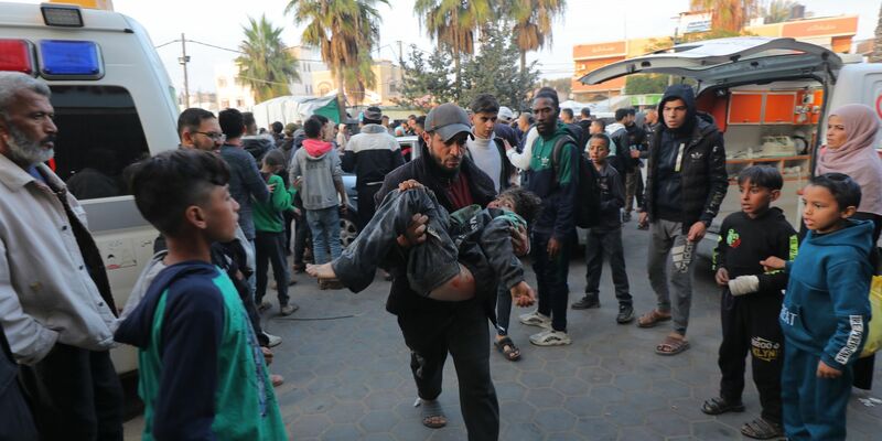Ein verletztes palästinensische Kind wird in das Al-Aqsa-Krankenhaus gebracht. - Foto: Ali Hamad/APA Images via ZUMA Press Wire/dpa
