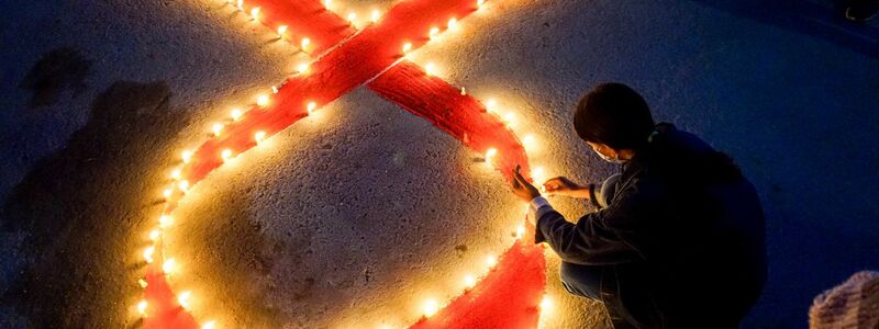 Die rote Schleife ist ein Symbol der Solidarität mit HIV-Infizierten. (Archivbild) - Foto: Sunil Pradhan/SOPA Images via ZUMA Wire/dpa