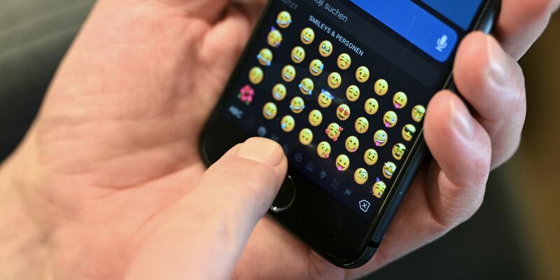 Boomer sind leicht zu erkennen: Sie tippen mit einem Finger auf dem Handy. - Foto: Jens Kalaene/dpa
