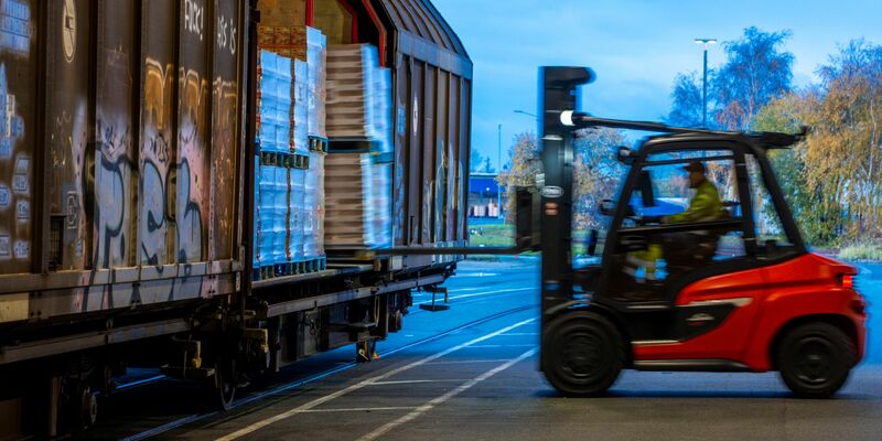 Mehr Menschen in Deutschland arbeiten - und zwar so viele wie seit der Wiedervereinigung nicht. - Foto: Jens Büttner/dpa