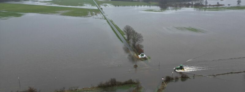 Blick auf das Hochwassergebiet bei Lathen in Niedersachsen. - Foto: Lars Penning/dpa