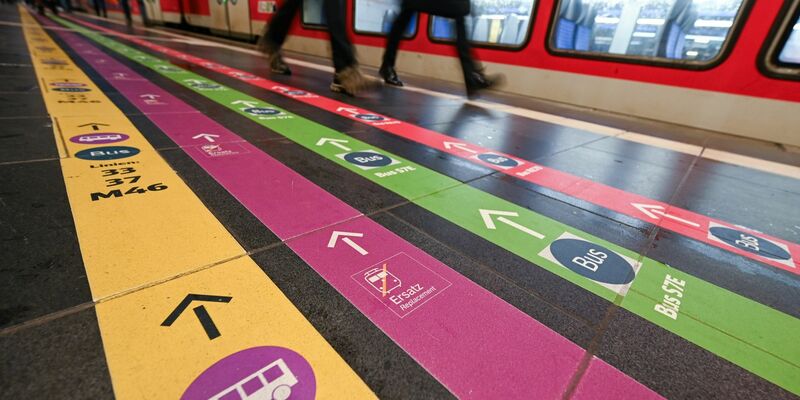 Die Riedbahn zwischen Frankfurt und Mannheim ist bis zum 22. Januar 2024 gesperrt. Reisende müssen auf Busse ausweichen. - Foto: Arne Dedert/dpa